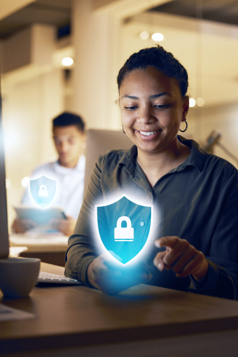 Uma mulher sorri enquanto usa um smartphone em uma mesa, com um cadeado digital brilhante e um ícone de escudo sobrepondo a imagem, simbolizando a segurança cibernética para abrir e fechar minha lotérica com segurança. Um homem trabalha ao fundo.