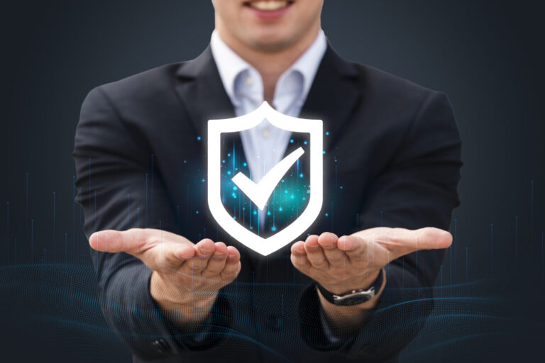 Um homem de terno estende as mãos com um escudo brilhante e um ícone de marca de verificação flutuando sobre elas, simbolizando proteção e confiança - lembrando-o: proteja-se dos 3 golpes comuns em lotéricas.