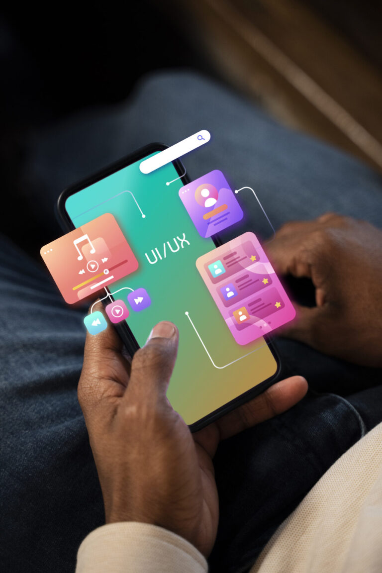 Uma pessoa segura um smartphone exibindo uma tela UI/UX, com ícones coloridos flutuantes de aplicativos para música, perfil de usuário, configurações e canva para lotérica pairando sobre o dispositivo.