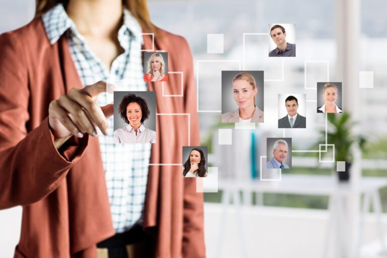 Uma mulher em trajes de negócios interage com imagens virtuais que representam uma rede digital, simbolizando recrutamento e seleção de funcionários de lotérica, com um fundo de escritório destacando a colaboração da equipe.