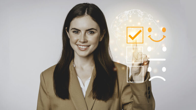 Uma mulher de blazer marrom sorri enquanto pressiona uma lista de verificação virtual com uma marca de verificação laranja brilhante e um rosto sorridente, ilustrando a satisfação e como saber fazer uma avaliação com confiança.