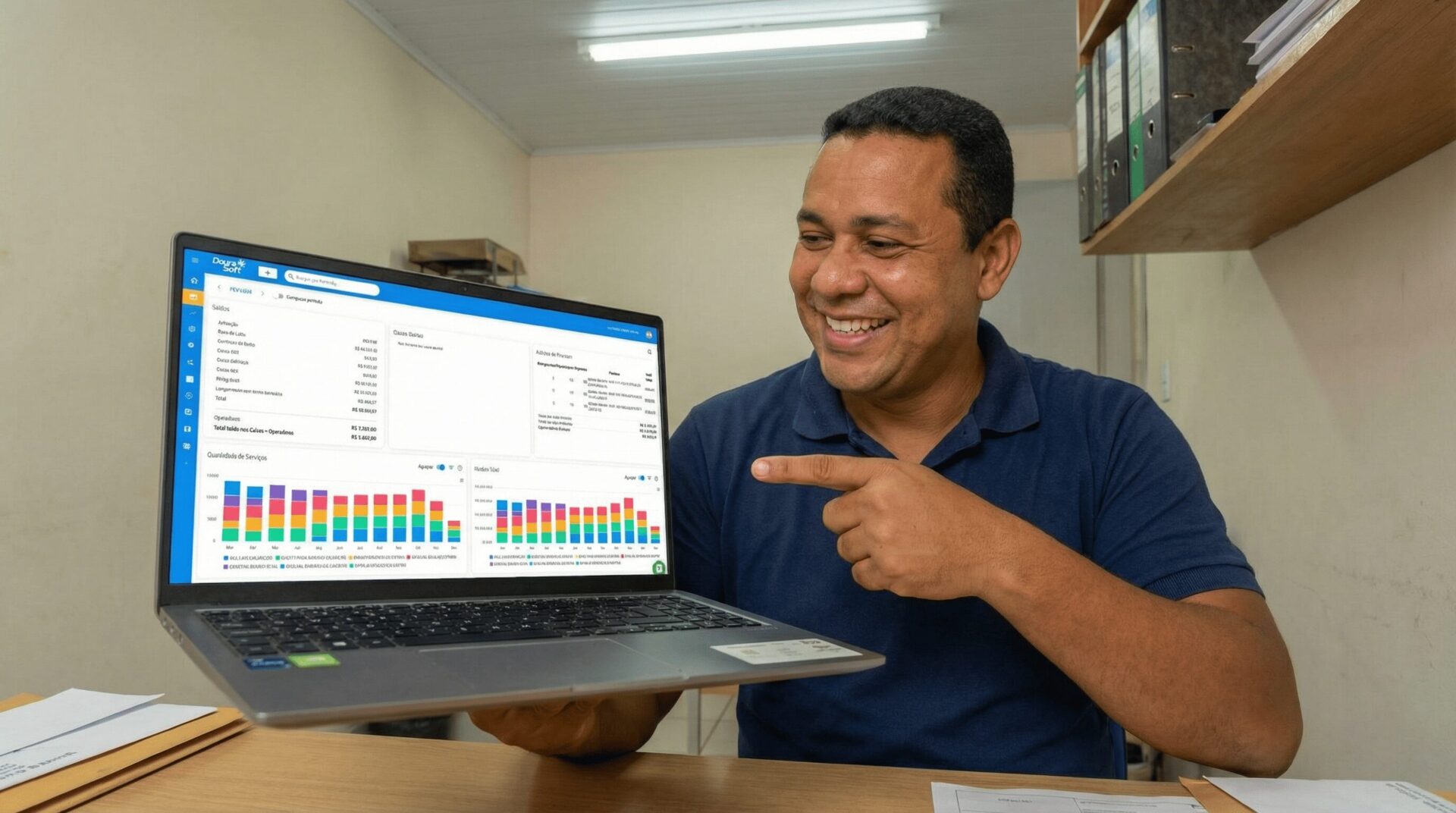 Dono de Lotérica mostrando O DouraSoft Lotéricas no notebook